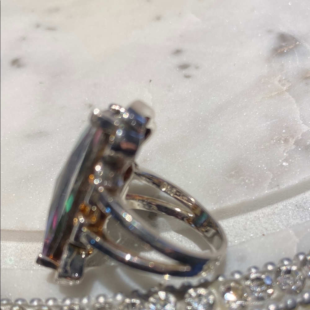 Elegant Sterling Silver and Iridescent Stone Ring - Picture 2 of 11